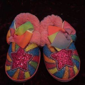 JoJo Siwa - NEVER WORN girls 9-10 rainbow slippers